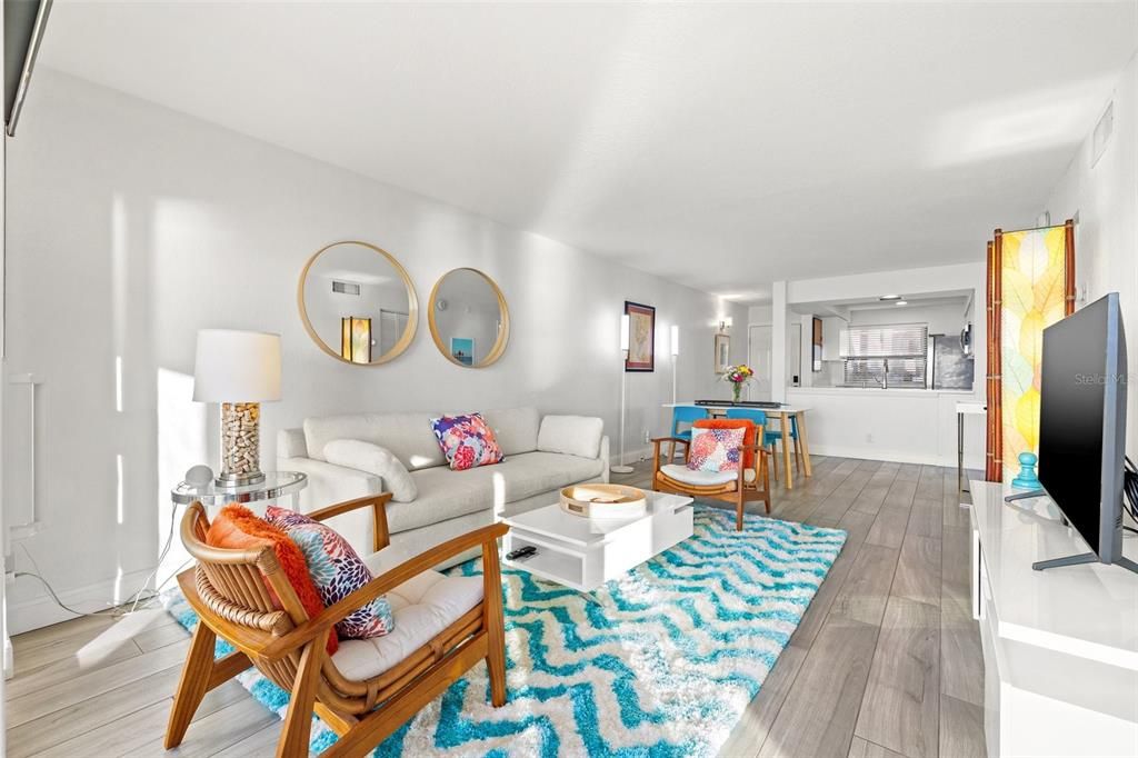 Active With Contract: $439,000 (2 beds, 2 baths, 890 Square Feet)
