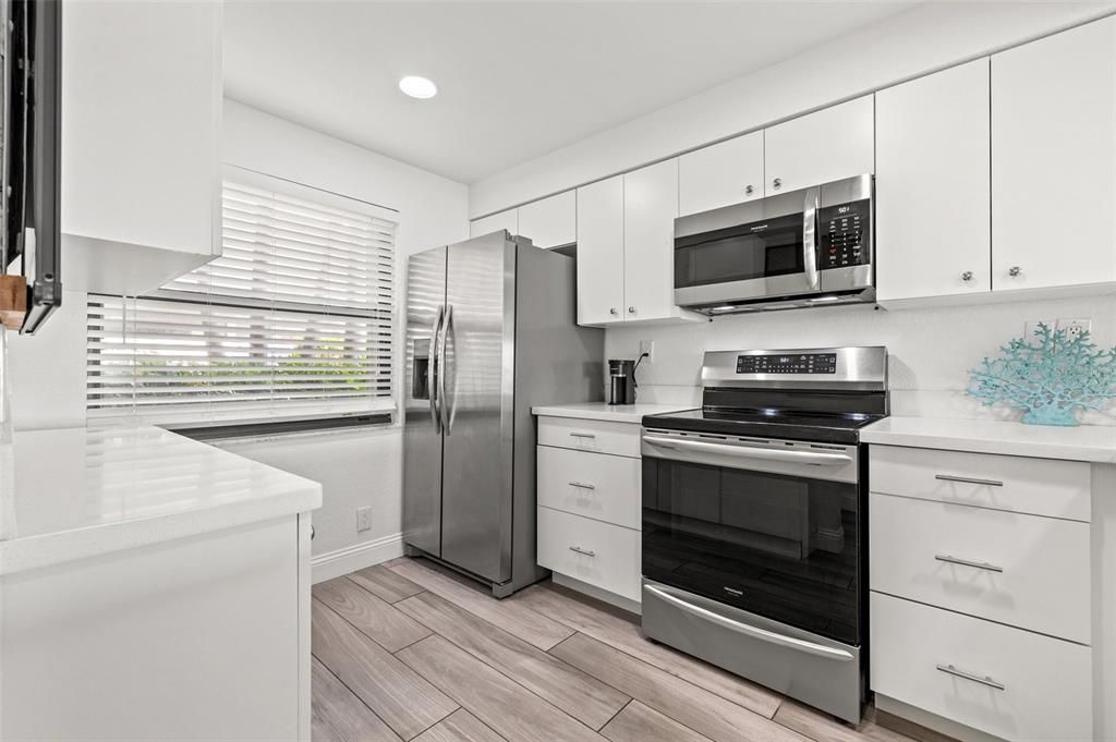 Active With Contract: $439,000 (2 beds, 2 baths, 890 Square Feet)