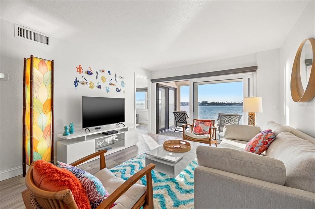 Active With Contract: $439,000 (2 beds, 2 baths, 890 Square Feet)