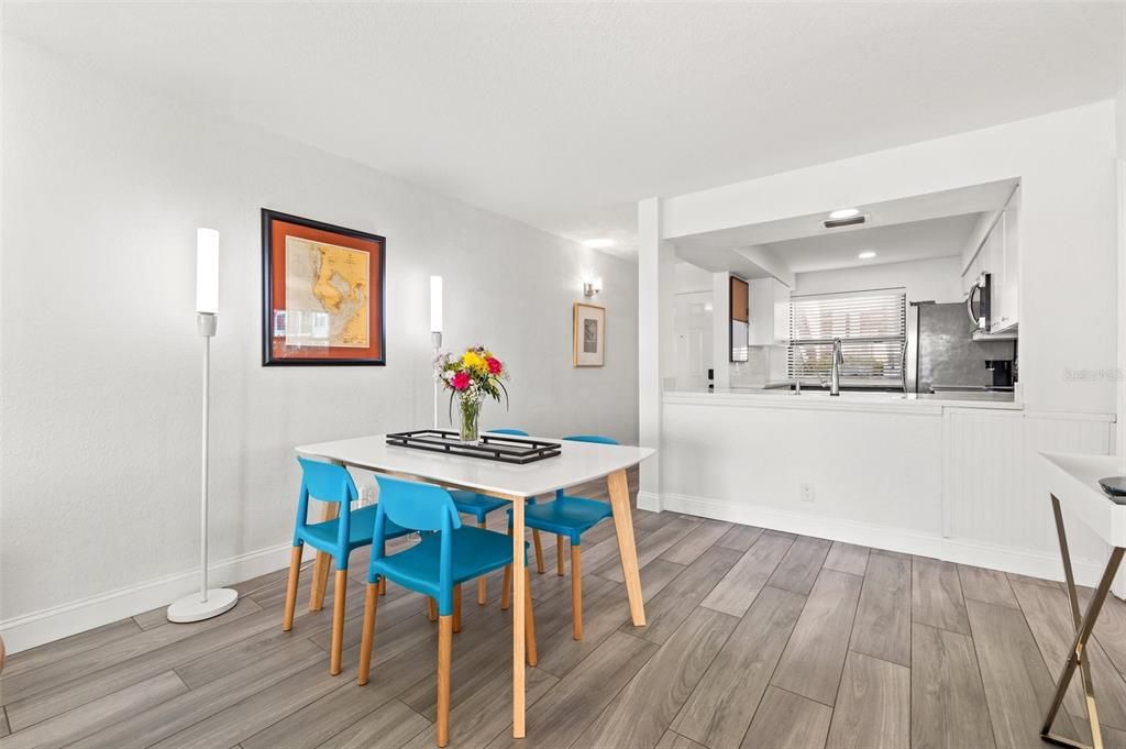 Active With Contract: $439,000 (2 beds, 2 baths, 890 Square Feet)