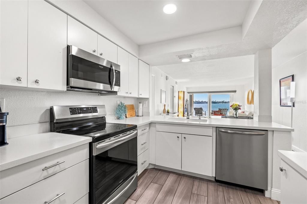 Active With Contract: $439,000 (2 beds, 2 baths, 890 Square Feet)