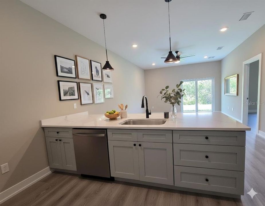 待售: $510,000 (6 贝兹, 0 浴室, 2400 平方英尺)