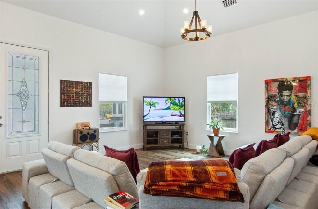 For Rent: $2,800 (3 beds, 2 baths, 1592 Square Feet)