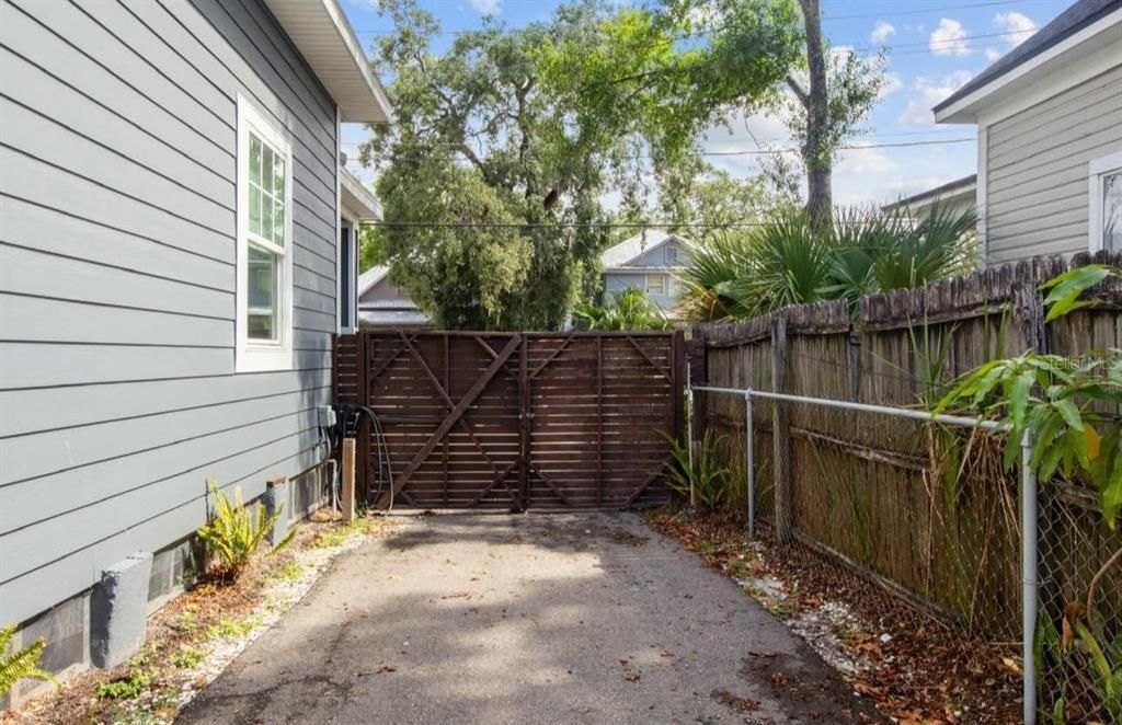 For Rent: $2,800 (3 beds, 2 baths, 1592 Square Feet)