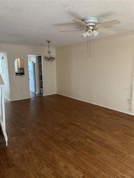 待售: $165,000 (2 贝兹, 1 浴室, 1098 平方英尺)