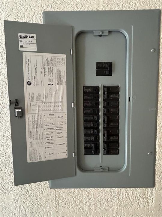 待售: $165,000 (2 贝兹, 1 浴室, 1098 平方英尺)