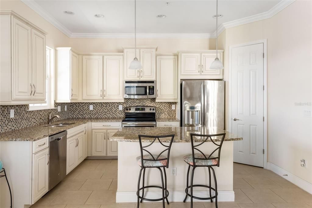 待售: $519,000 (4 贝兹, 3 浴室, 2400 平方英尺)