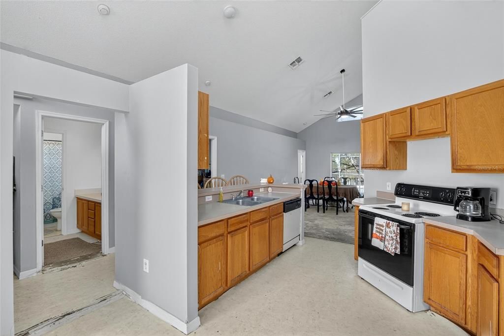 Active With Contract: $300,000 (7 beds, 4 baths, 2378 Square Feet)