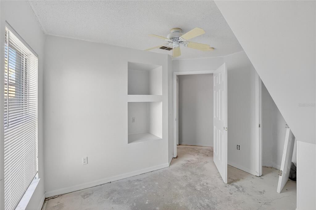 Active With Contract: $300,000 (7 beds, 4 baths, 2378 Square Feet)