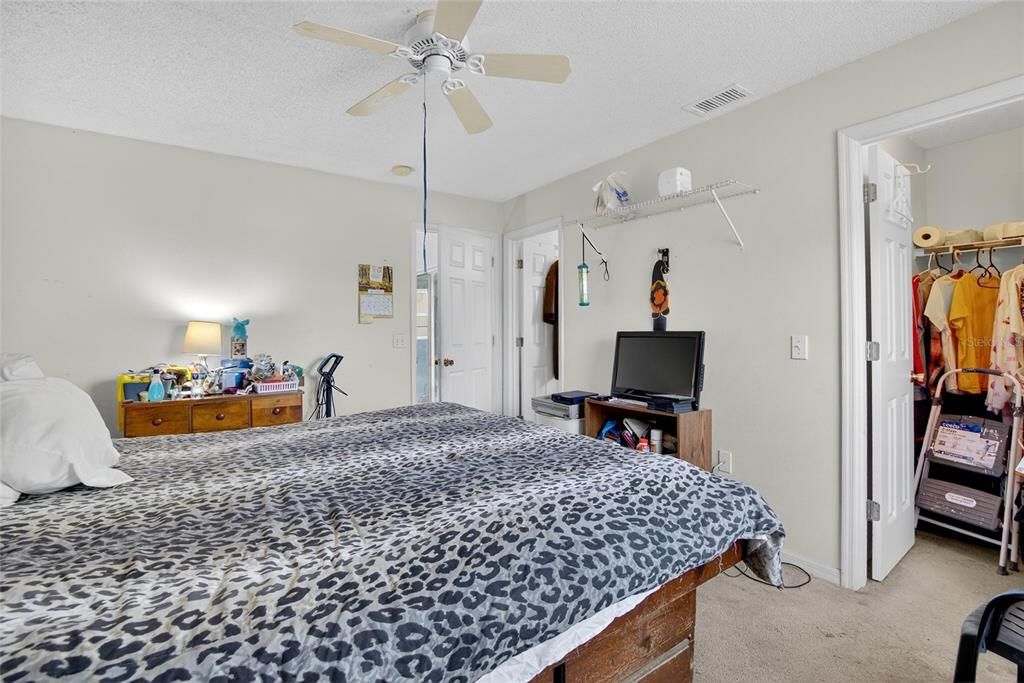 Active With Contract: $300,000 (7 beds, 4 baths, 2378 Square Feet)