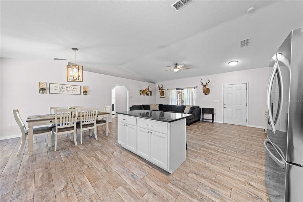 待售: $525,000 (3 贝兹, 2 浴室, 1350 平方英尺)