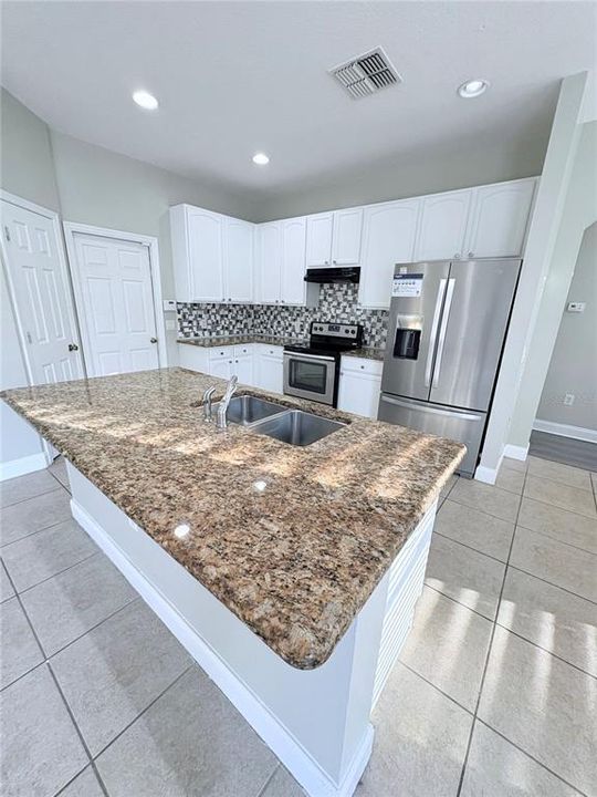 For Rent: $3,000 (5 beds, 3 baths, 2722 Square Feet)