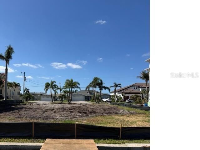 En Venta: $1,300,000 (0.19 acres)