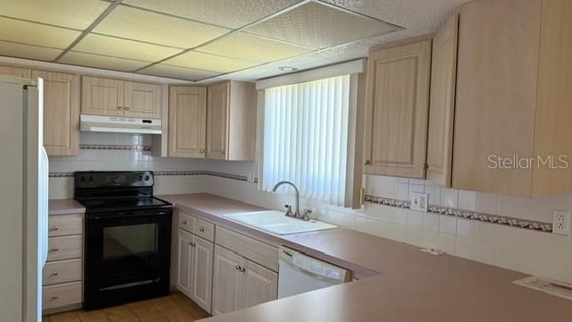 Active With Contract: $365,000 (3 beds, 2 baths, 1736 Square Feet)