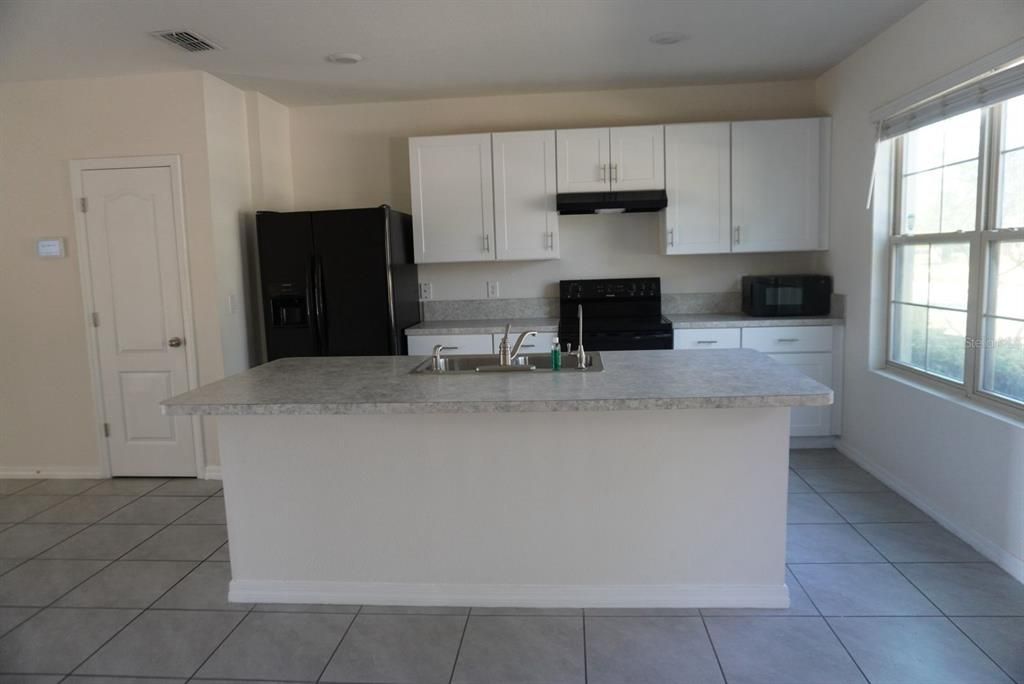 For Rent: $2,150 (3 beds, 2 baths, 1624 Square Feet)