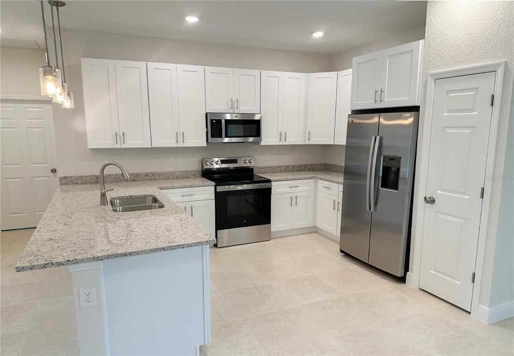 Active With Contract: $324,400 (3 beds, 2 baths, 1464 Square Feet)