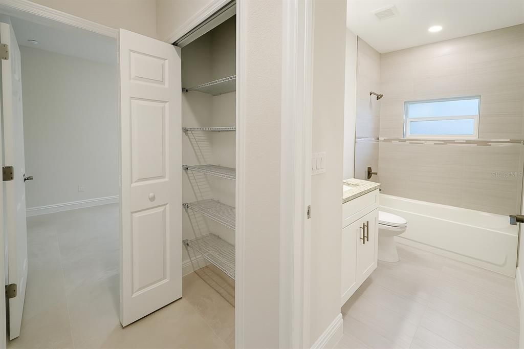 Active With Contract: $324,400 (3 beds, 2 baths, 1464 Square Feet)