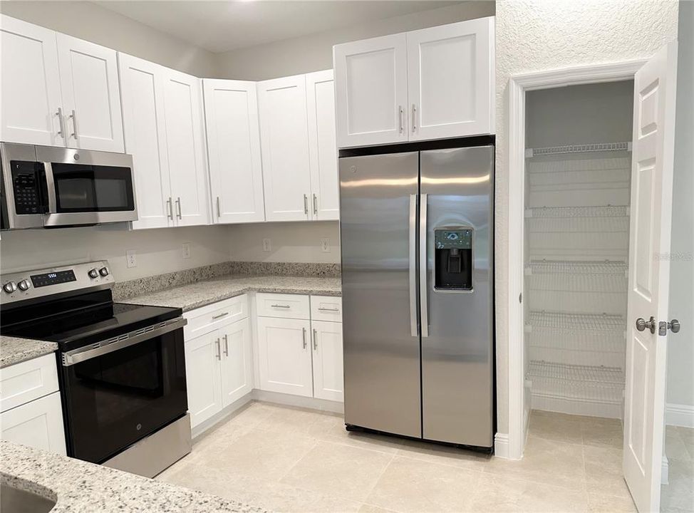 Active With Contract: $324,400 (3 beds, 2 baths, 1464 Square Feet)