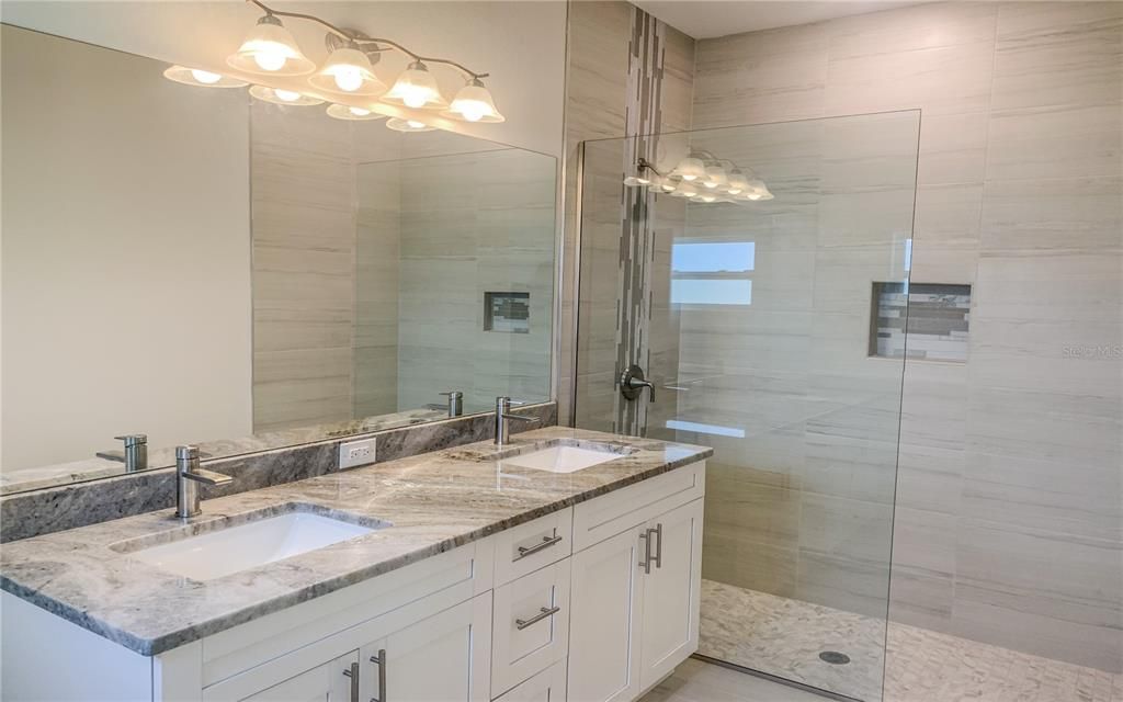 Active With Contract: $324,400 (3 beds, 2 baths, 1464 Square Feet)