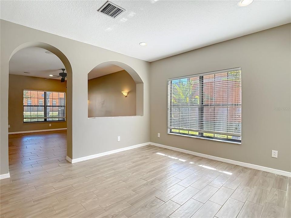 待售: $295,000 (3 贝兹, 2 浴室, 1832 平方英尺)