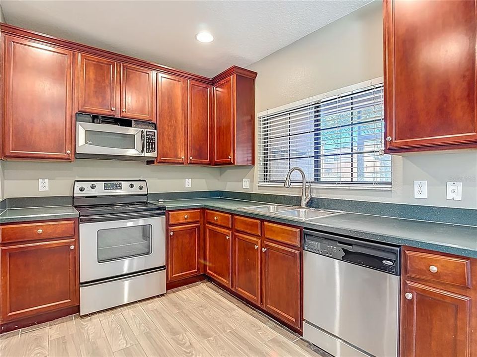 待售: $295,000 (3 贝兹, 2 浴室, 1832 平方英尺)