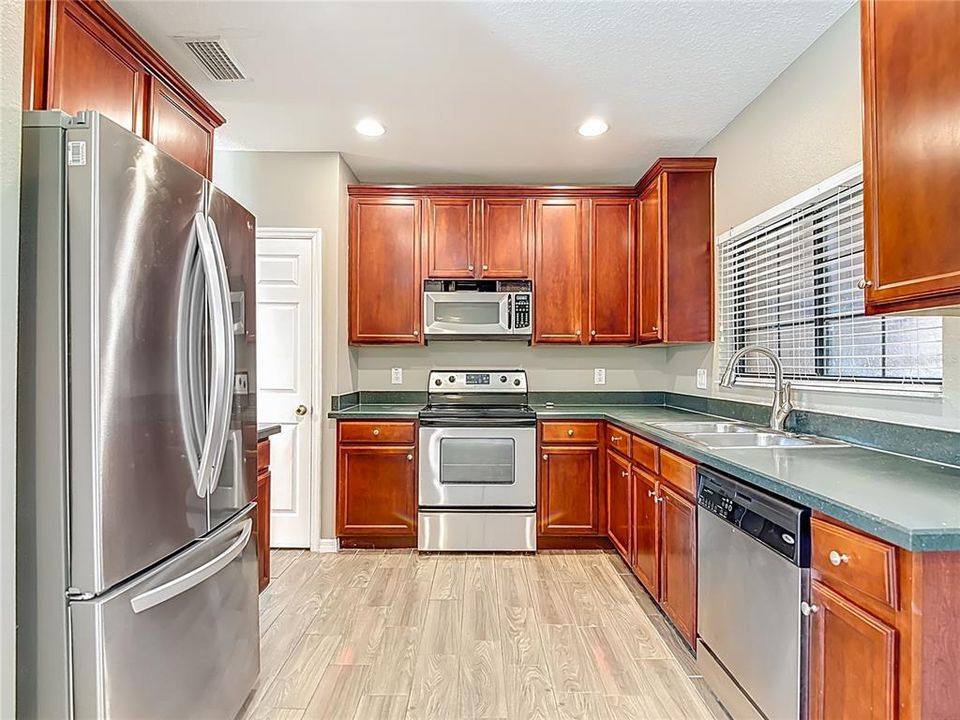 待售: $295,000 (3 贝兹, 2 浴室, 1832 平方英尺)