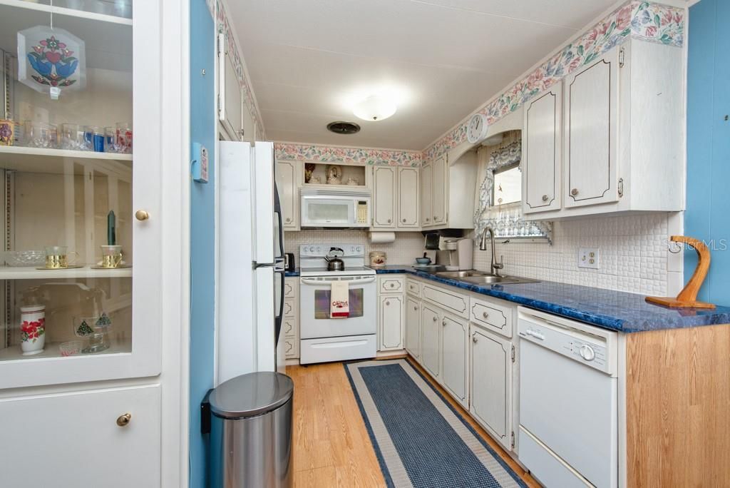 For Sale: $110,000 (2 beds, 1 baths, 798 Square Feet)