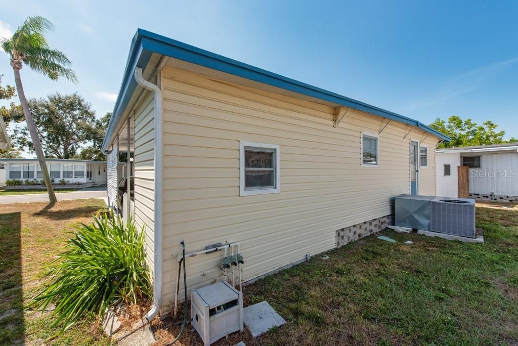 For Sale: $110,000 (2 beds, 1 baths, 798 Square Feet)