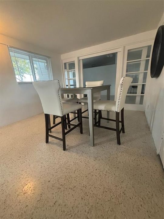 合同活跃: $1,995 (2 贝兹, 1 浴室, 1148 平方英尺)