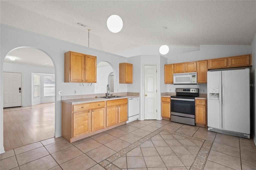 For Sale: $300,000 (3 beds, 2 baths, 1351 Square Feet)