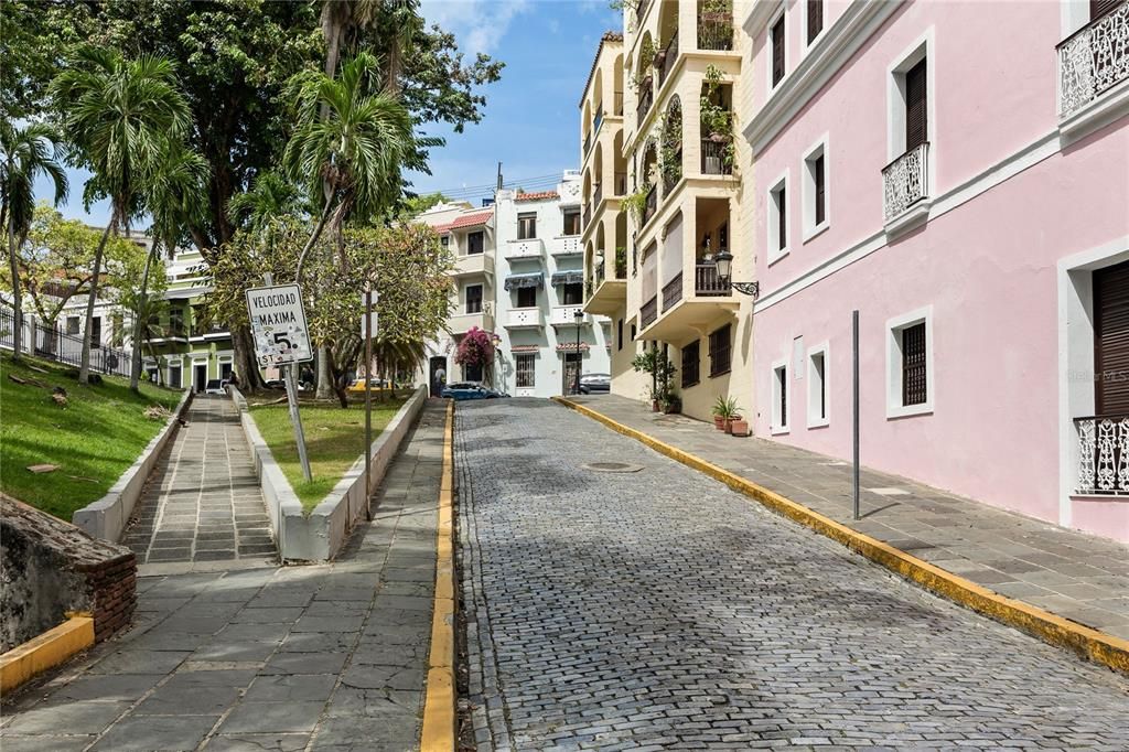 出租: $2,100 (1 贝兹, 1 浴室, 900 平方英尺)