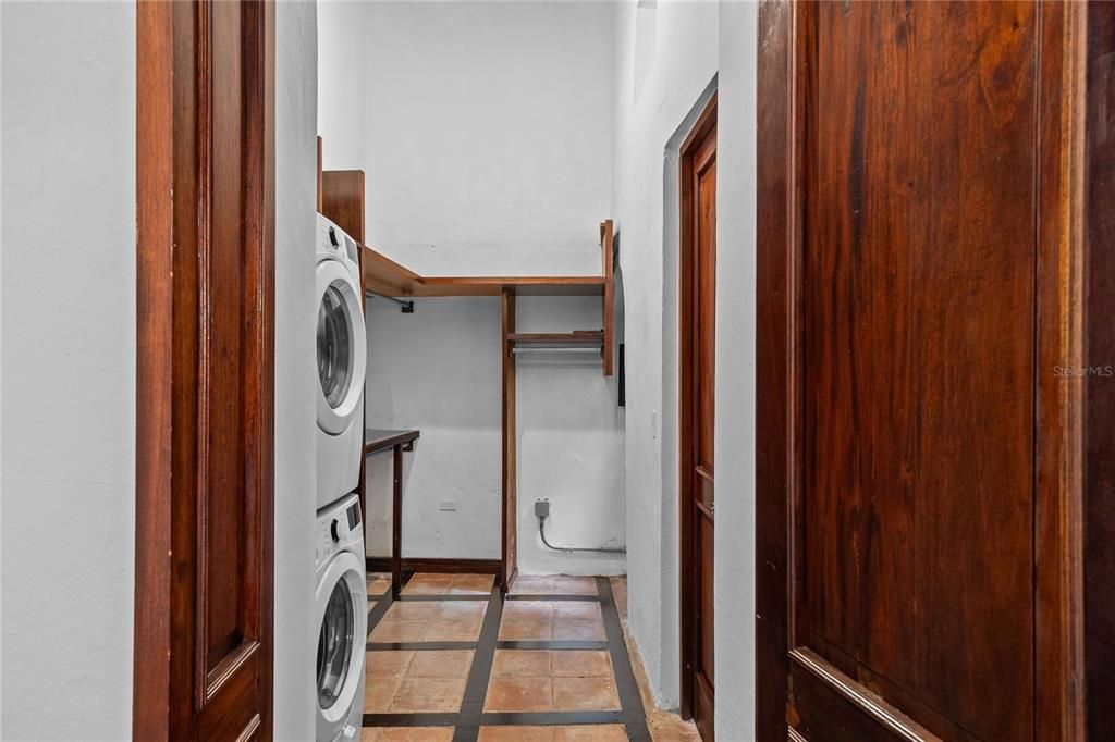 出租: $2,100 (1 贝兹, 1 浴室, 900 平方英尺)