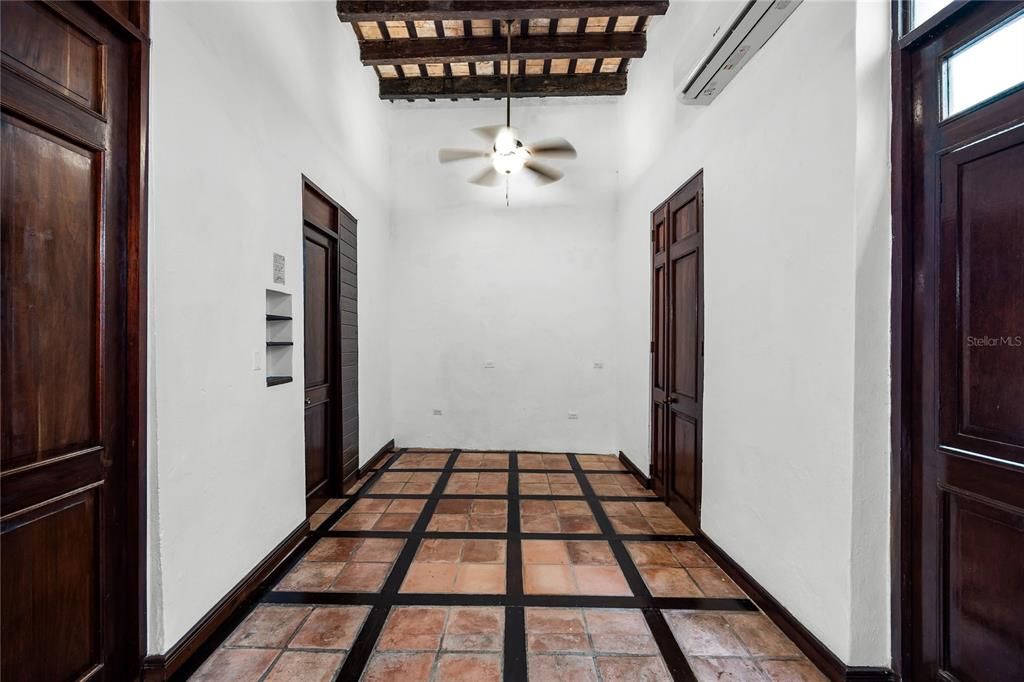 出租: $2,100 (1 贝兹, 1 浴室, 900 平方英尺)