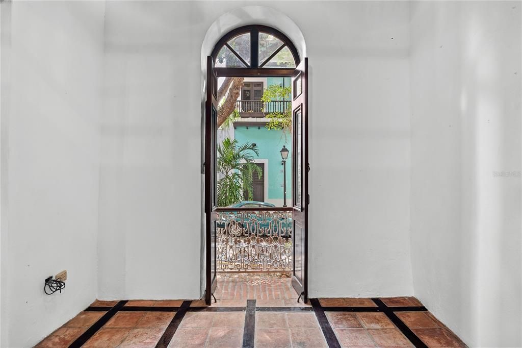 出租: $2,100 (1 贝兹, 1 浴室, 900 平方英尺)