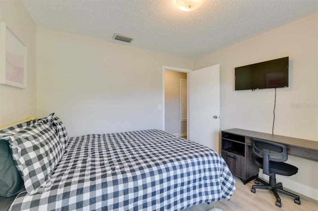 For Sale: $780,000 (5 beds, 4 baths, 1998 Square Feet)