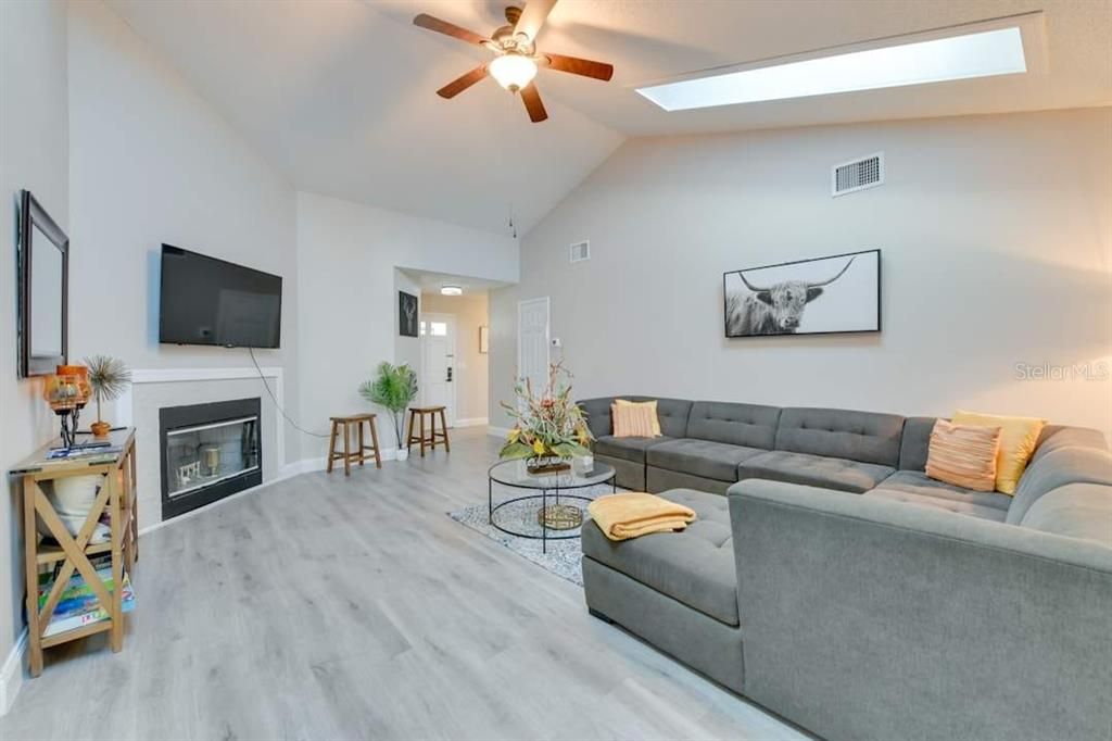 For Sale: $780,000 (5 beds, 4 baths, 1998 Square Feet)