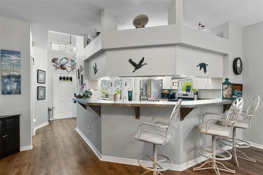 Под контрактом: $299,000 (3 спален, 2 ванн, 1560 Квадратных фут)