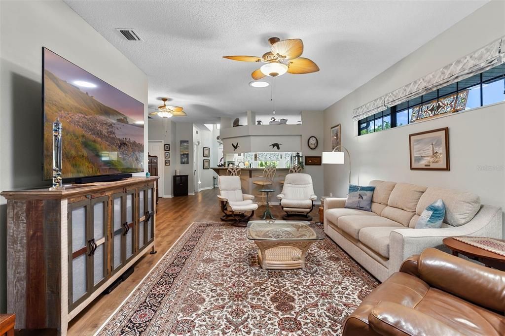 Под контрактом: $299,000 (3 спален, 2 ванн, 1560 Квадратных фут)