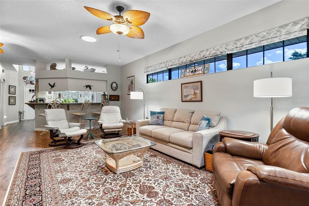 Под контрактом: $299,000 (3 спален, 2 ванн, 1560 Квадратных фут)