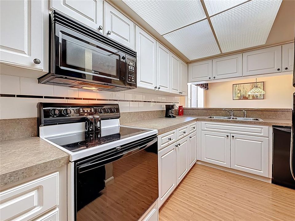 待售: $179,900 (2 贝兹, 1 浴室, 930 平方英尺)