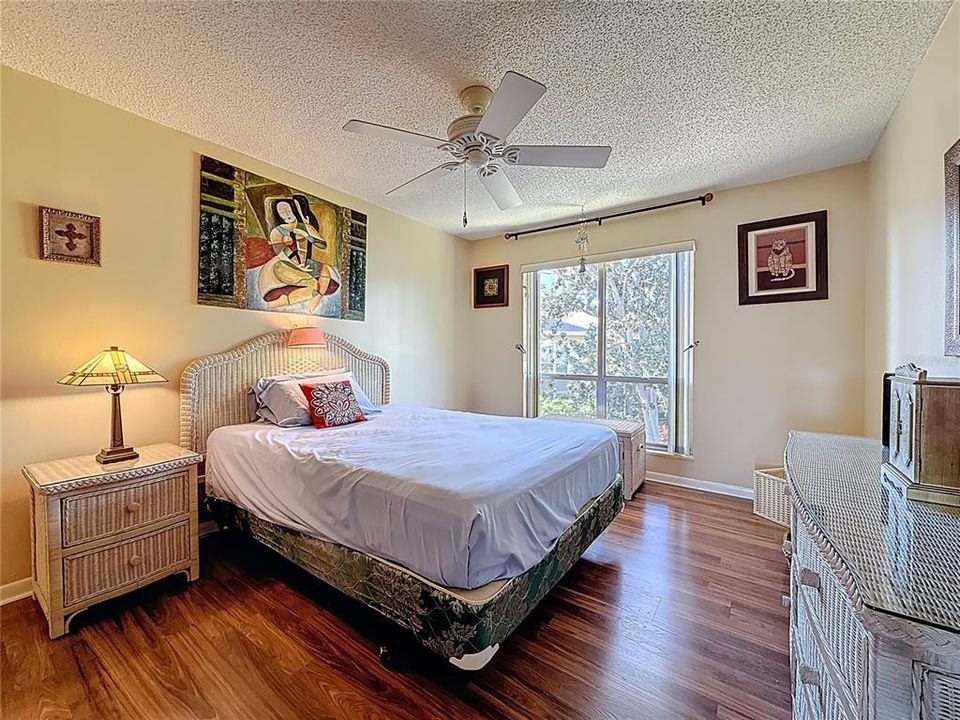 待售: $179,900 (2 贝兹, 1 浴室, 930 平方英尺)