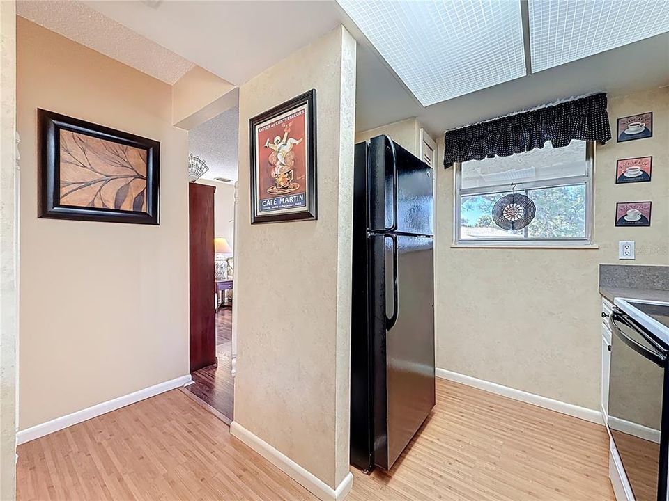 待售: $179,900 (2 贝兹, 1 浴室, 930 平方英尺)