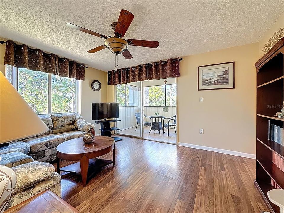 待售: $179,900 (2 贝兹, 1 浴室, 930 平方英尺)