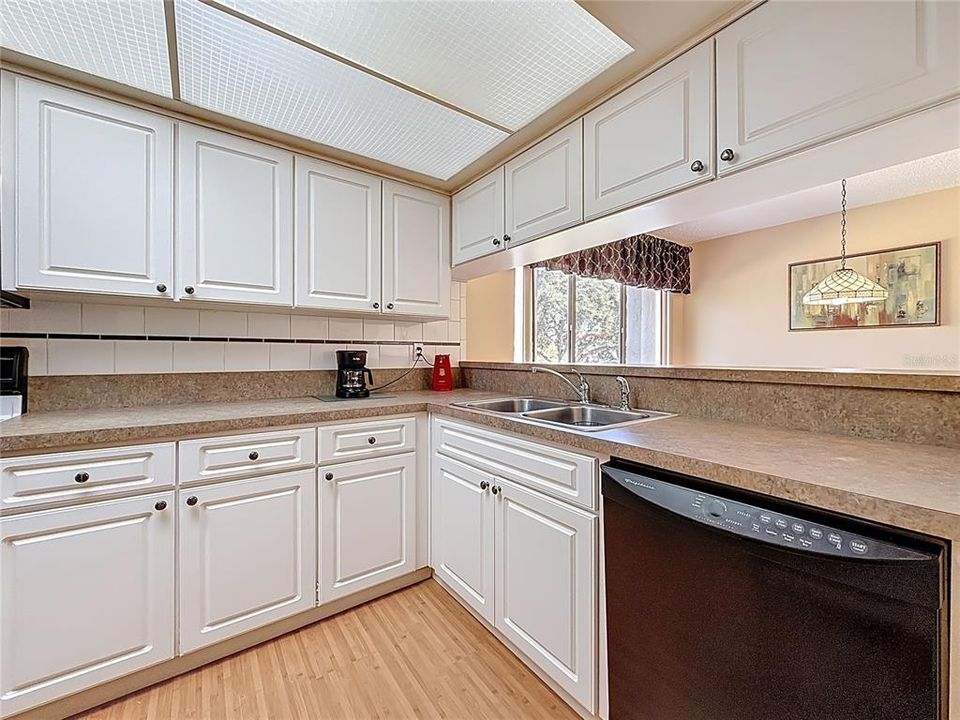 待售: $179,900 (2 贝兹, 1 浴室, 930 平方英尺)