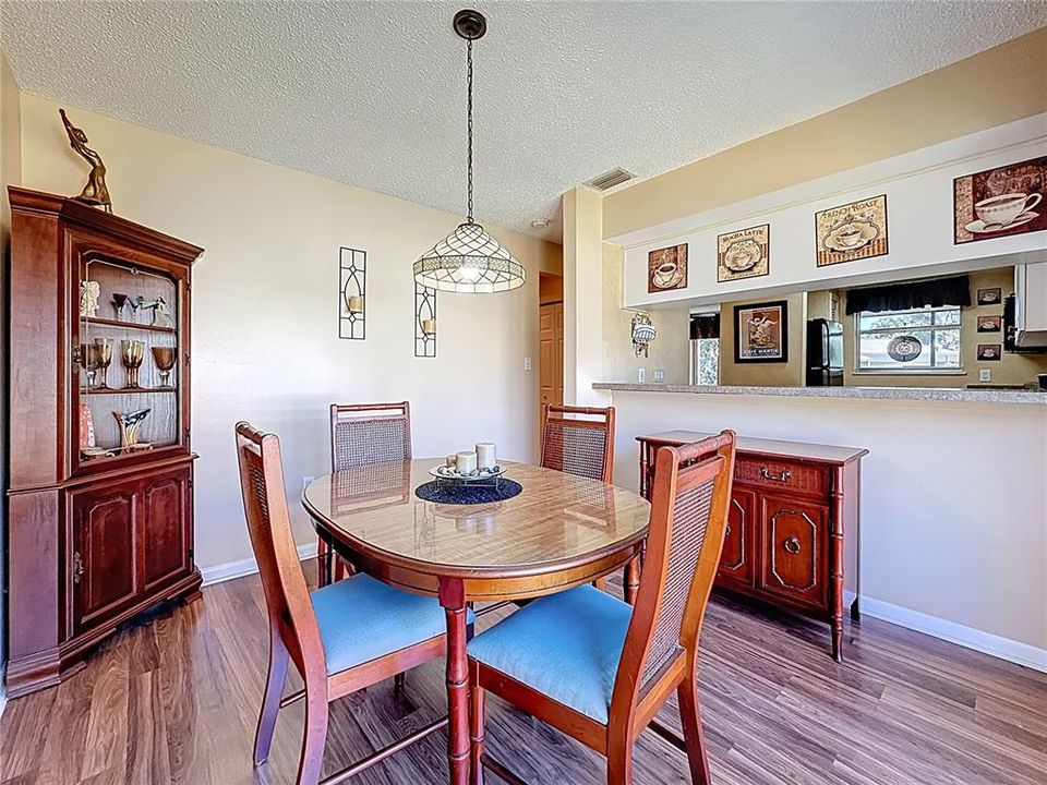 待售: $179,900 (2 贝兹, 1 浴室, 930 平方英尺)