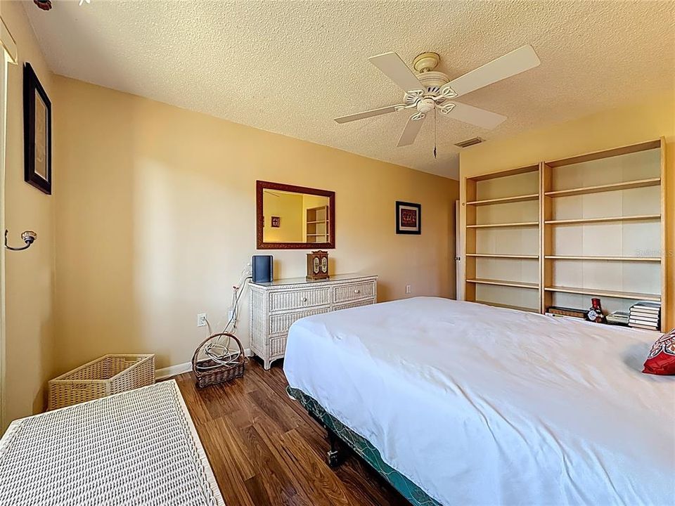 待售: $179,900 (2 贝兹, 1 浴室, 930 平方英尺)