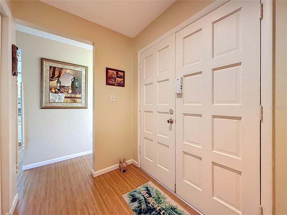 待售: $179,900 (2 贝兹, 1 浴室, 930 平方英尺)