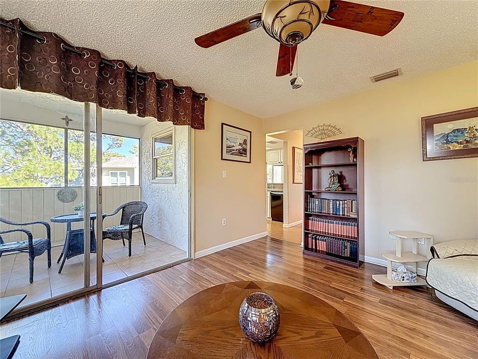 待售: $179,900 (2 贝兹, 1 浴室, 930 平方英尺)