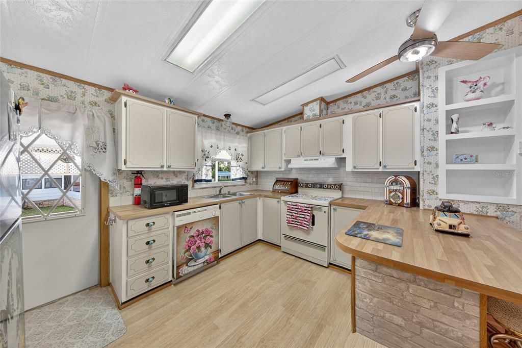 На продажу: $138,900 (2 спален, 2 ванн, 1124 Квадратных фут)