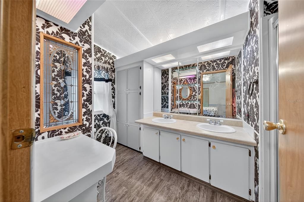 На продажу: $138,900 (2 спален, 2 ванн, 1124 Квадратных фут)